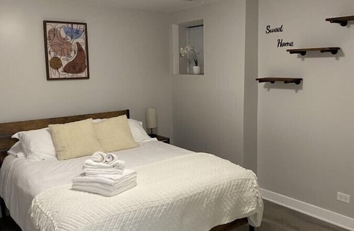 Bronzeville Apartment | Stylish Urban Retreat 3 Bedroom Newly Remodeled