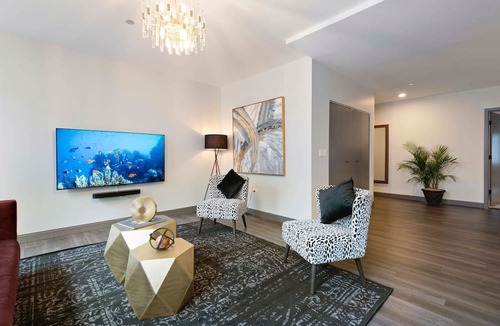 Downtown Chicago Apartment | Prime Downtown 2BR with Resort Amenities