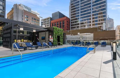 Downtown Chicago Apartment | Prime Downtown 2BR with Resort Amenities