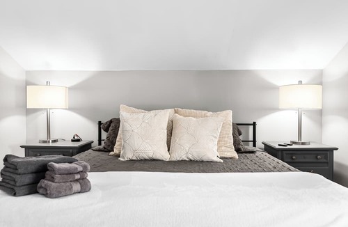 Warren Apartment | Prime Location! 2BR, King Bed w/Laundry
