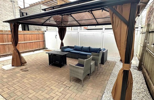 Lincoln Park Condo | Spacious 3BRCondo near Wrigley/Dtwn +FreeParking