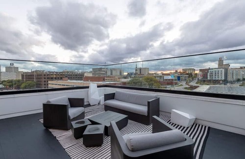 Milwaukee Apartment | Modern Luxury 1BR Apt with Rooftop, Gym, and Parking