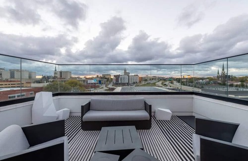 Milwaukee Apartment | Modern Luxury 1BR Apt with Rooftop, Gym, and Parking