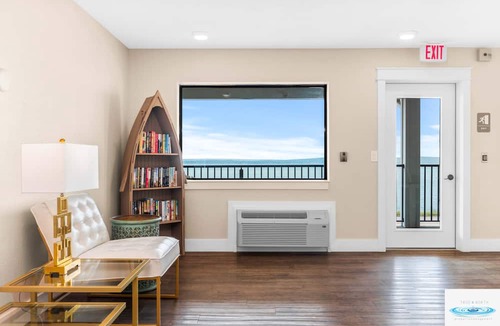 Traverse City Hotel | 🏖️ Gold Coast Inn | Breathtaking Sunsets w/Lake View ➠ 305