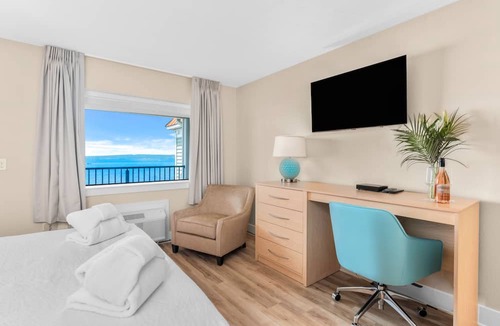 Traverse City Hotel | 🏖️ Gold Coast Inn | Breathtaking Sunsets w/Lake View ➠ 205