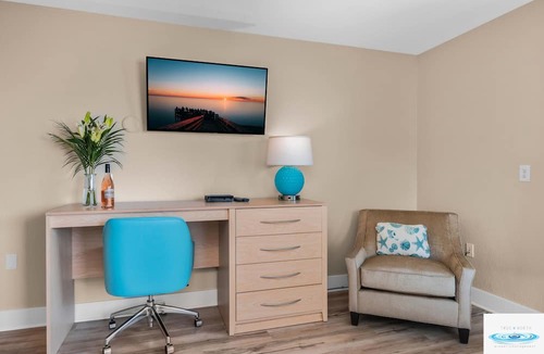 Traverse City Hotel | 🏖️ Gold Coast Inn | Breathtaking Lake Views Corner Rm 101