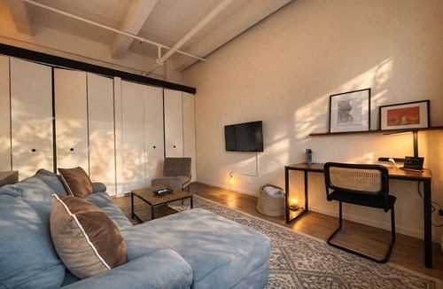 Westown Apartment | Westown Studio Apt Near Fiserv, Baird, and Theater District · Sleeps 4