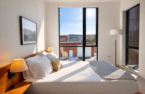Fifth Ward Apartment | Walker`s Point Designer 2BR · Prime Location with Balcony and Gym · Sleeps 6