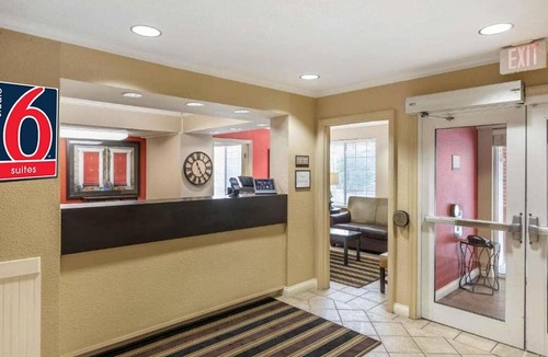 Brookfield Apartment | 2 Queen Beds | Mobil Access Tub Nsmk Kitchen