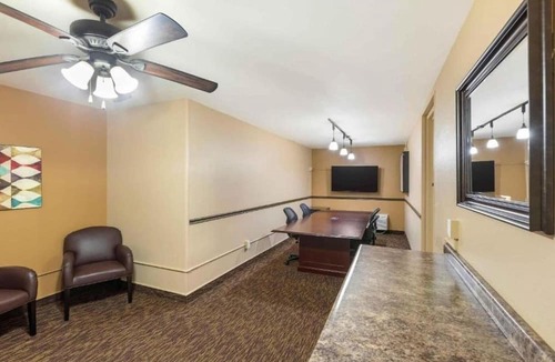 Brookfield Apartment | 2 Queen Beds | Mobil Access Tub Nsmk Kitchen