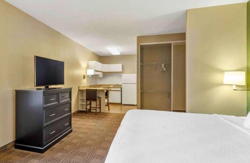 Vernon Hills Apartment | 1 King Bed | Non-Smoking, Kitchen, Shower