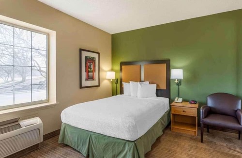 Vernon Hills Apartment | 1 King Bed | Non-Smoking, Kitchen, Shower