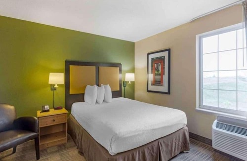 Vernon Hills Apartment | 1 King Bed | Non-Smoking, Kitchen, Shower
