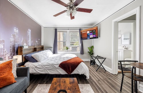 Oak Park Apartment | Cozy Extended Stay: King Bed/Fully Equipped/Train