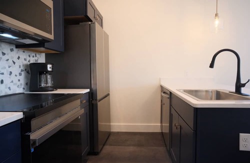 Indian River Condo | New 2BR Condo w/Balcony Above Inn Between