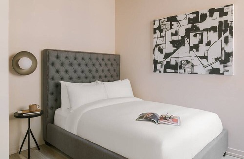 West Loop Gate Apartment | LIVN West Loop Chicago Classic Queen Studio