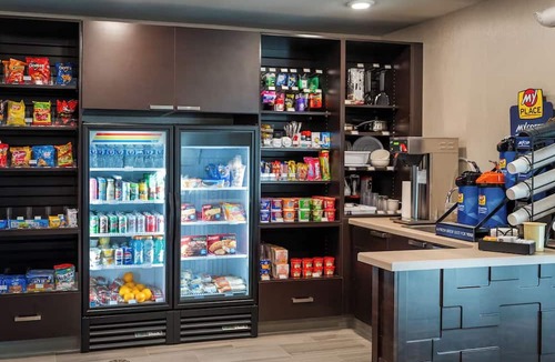 East Moline Hotel | Convenient Retreat by Mississippi River w/Full Kitchen Space