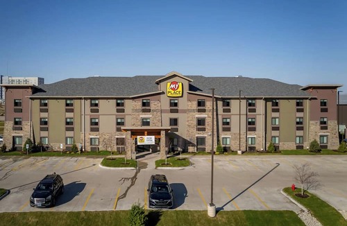 East Moline Hotel | Convenient Retreat by Mississippi River w/Full Kitchen Space