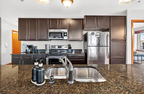 Green Bay Hotel | Riverfront Retreat – 10 Mins to Lambeau!