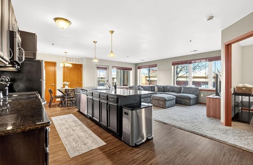 Green Bay Hotel | Riverfront Retreat – 10 Mins to Lambeau!