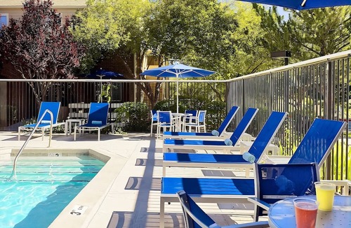 Auburn Hills Hotel | Pet Friendly Stay | Outdoor Pool | Free Breakfast | Near Riverside Park- 1.6 mi