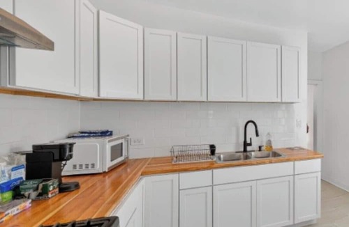Greater Grand Crossing House | 3-bedroom bungalow in just 15 min south of Chicago Downtown, and Obama Center
