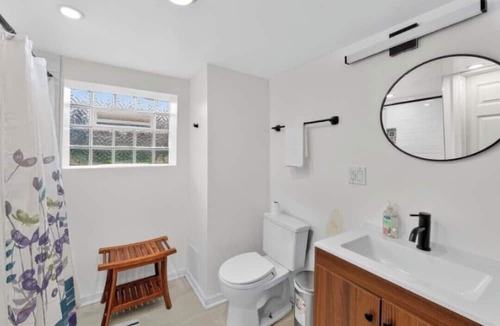 Greater Grand Crossing House | 3-bedroom bungalow in just 15 min south of Chicago Downtown, and Obama Center