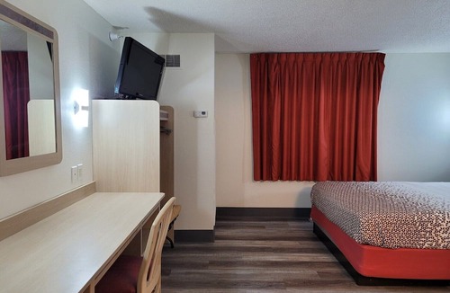 Minonk Apartment | Queen Bed Non-Smoking