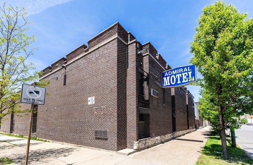 Chatham Apartment | King Bed | Smoking|Chicago