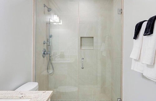 Near West Side Apartment | Gym | Garage Parking | Balcony | Sleeps 6