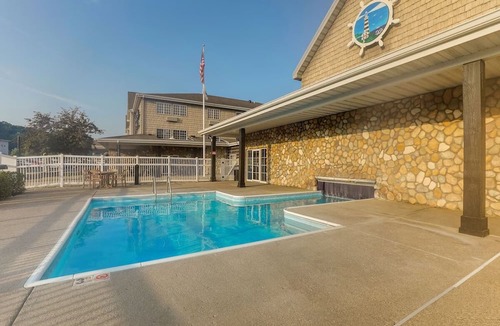 Peoria Hotel | Extended Stay Queen Suite Cottage! Kitchenette, Balcony or Patio