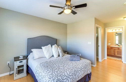 Northville Condo | 25 Mi to Detroit: Townhome w/Smart TV!