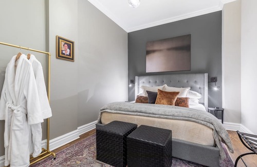 Near North Side Condo | Gorgeous 3BR River North Condo - Free Parking