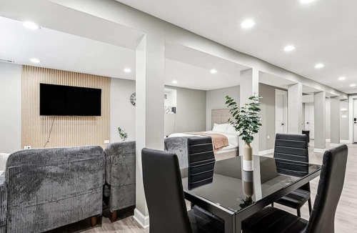 Lincoln Park Apartment | New Garden Studio near Wrigley/DePaul/Dwtn