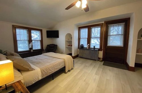 West Allis Apartment | Perfectly Convenient MKE Location 2 BR Upper!
