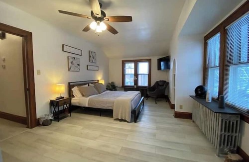 West Allis Apartment | Perfectly Convenient MKE Location 2 BR Upper!