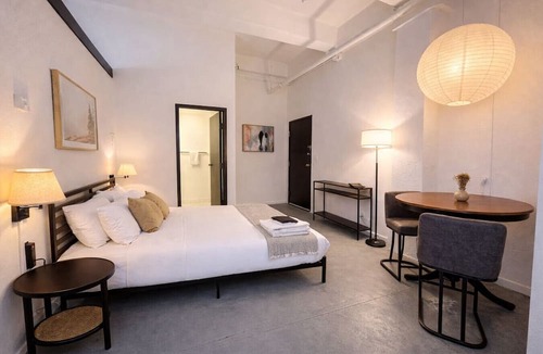 Westown Apartment | Westown Studio Apt Near Fiserv, Baird, and Theater District · Sleeps 4