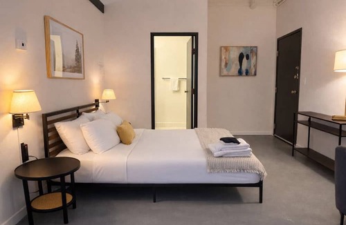 Westown Apartment | Westown Studio Apt Near Fiserv, Baird, and Theater District · Sleeps 4