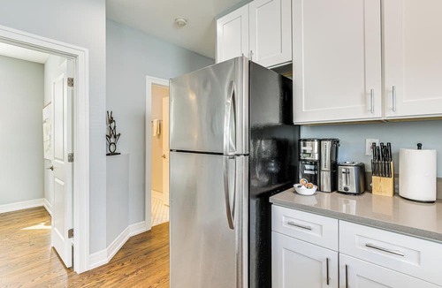 Bucktown Apartment | Walk to Blue Line: Sleek Apartment in Bucktown!