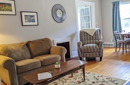 Davenport Apartment | Charming Cozy 2-bedroom apartment near Vander Veer Park with AC, parking, WiFi