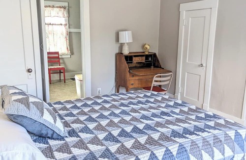 Davenport Apartment | Charming Cozy 2-bedroom apartment near Vander Veer Park with AC, parking, WiFi