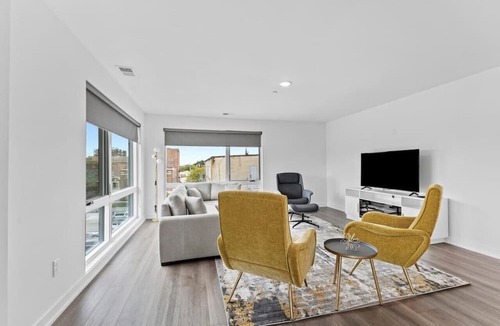 Wyandotte Apartment | Loft, Open Concept, Balcony 2 Bed, Pool Gym, Wifi