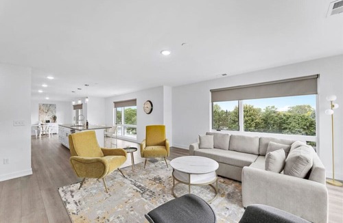Wyandotte Apartment | Loft, Open Concept, Balcony 2 Bed, Pool Gym, Wifi