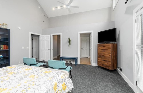 Douglas Apartment | Blue Star Penthouse Location 12 person hot tub