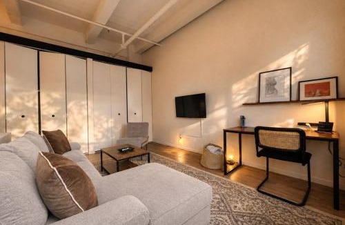 Westown Apartment | Westown Studio Apt Near Fiserv, Baird, and Theater District