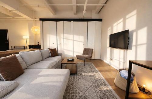 Westown Apartment | Westown Studio Apt Near Fiserv, Baird, and Theater District