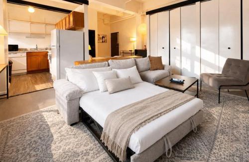 Westown Apartment | Westown Studio Apt Near Fiserv, Baird, and Theater District