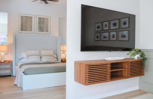 West Dundee Apartment | Garden View Studio - Walk to Downtown - Fire Pit