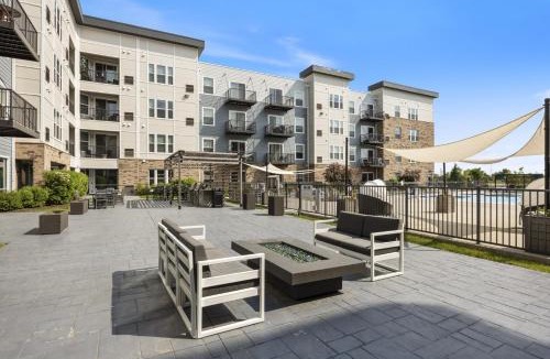 Warrenville Apartment | Warrenville Resort Style Apartments Near Downtown with Pool, Free Parking, Gym, Sauna & More
