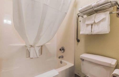 Sycamore Hotel | Quality Inn Sycamore - DeKalb